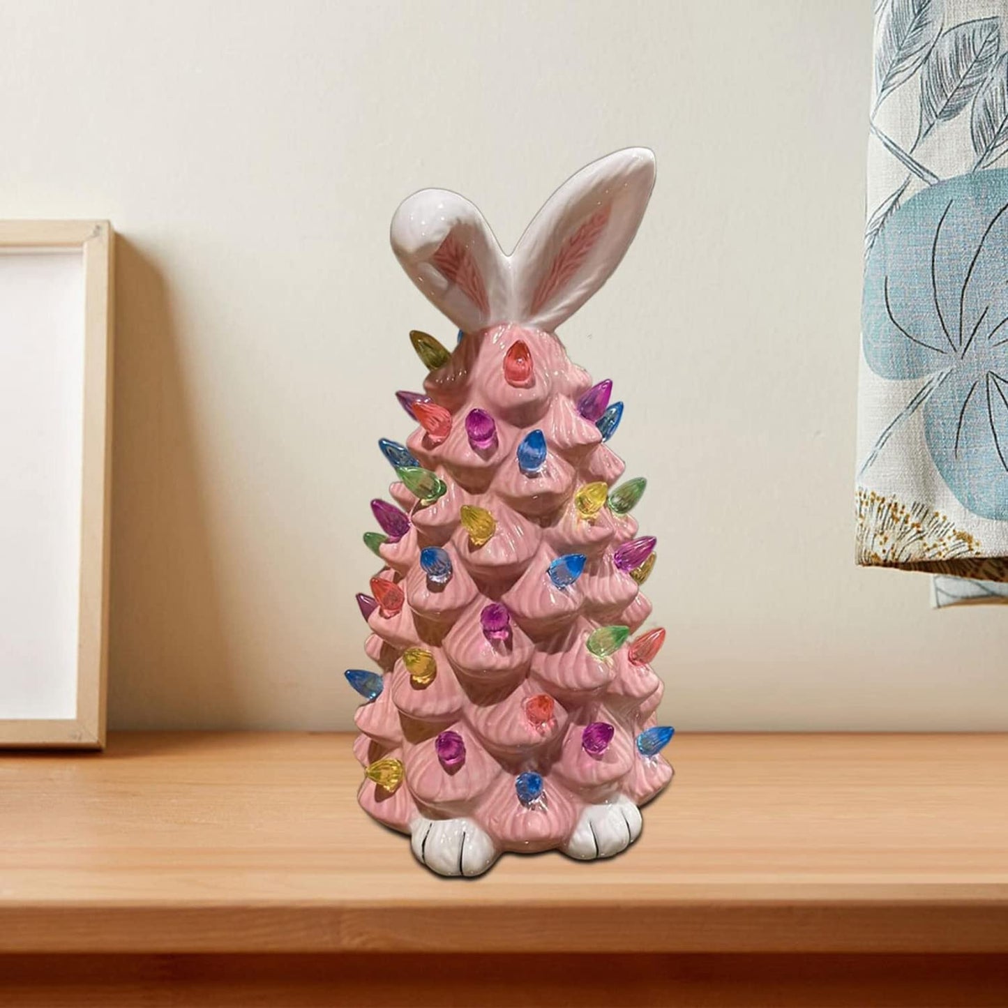Albero di Natale rosa con orecchie da coniglio