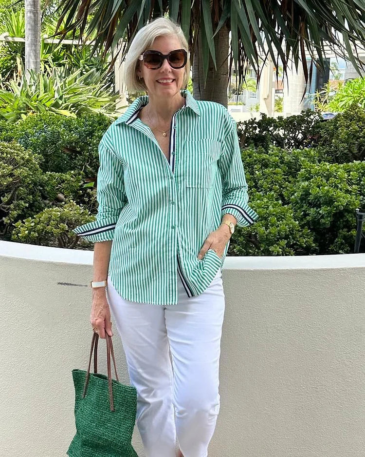 Camicia da donna a righe con abbottonatura
