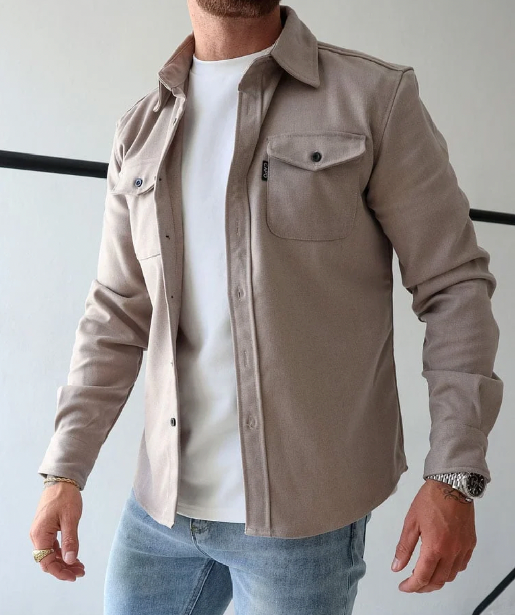 Camicia da uomo moderna ed elegante