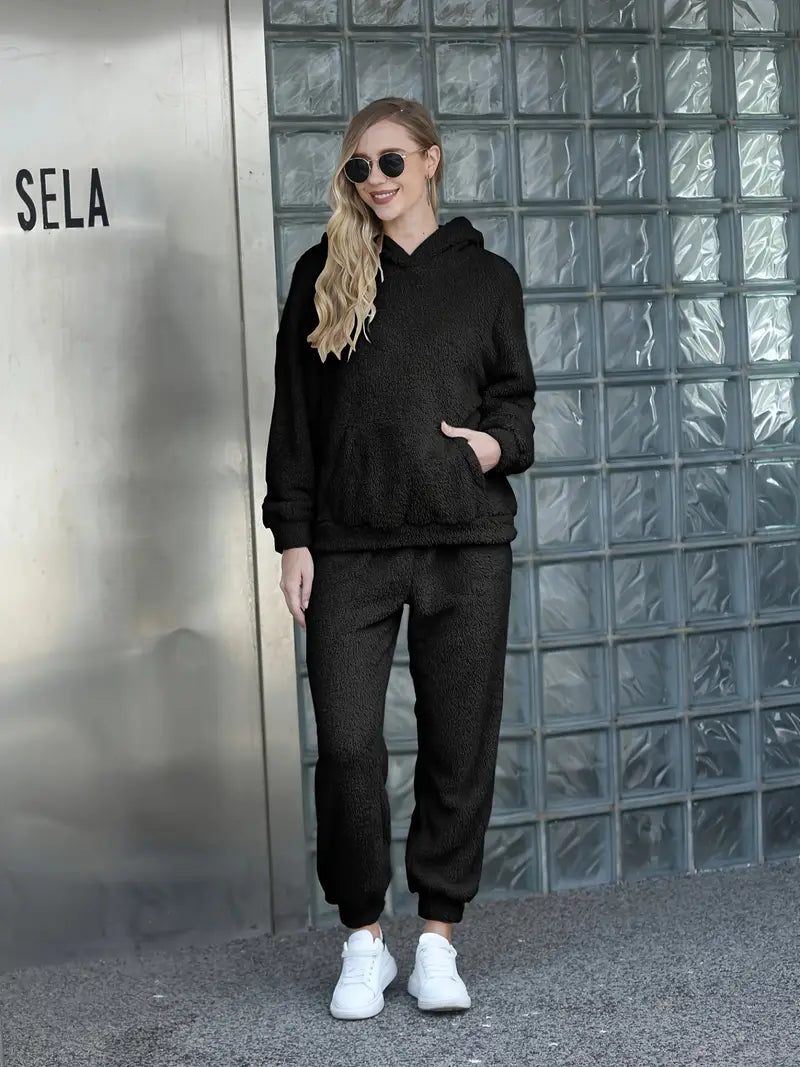 Completo casual da donna con felpa con cappuccio a maniche lunghe