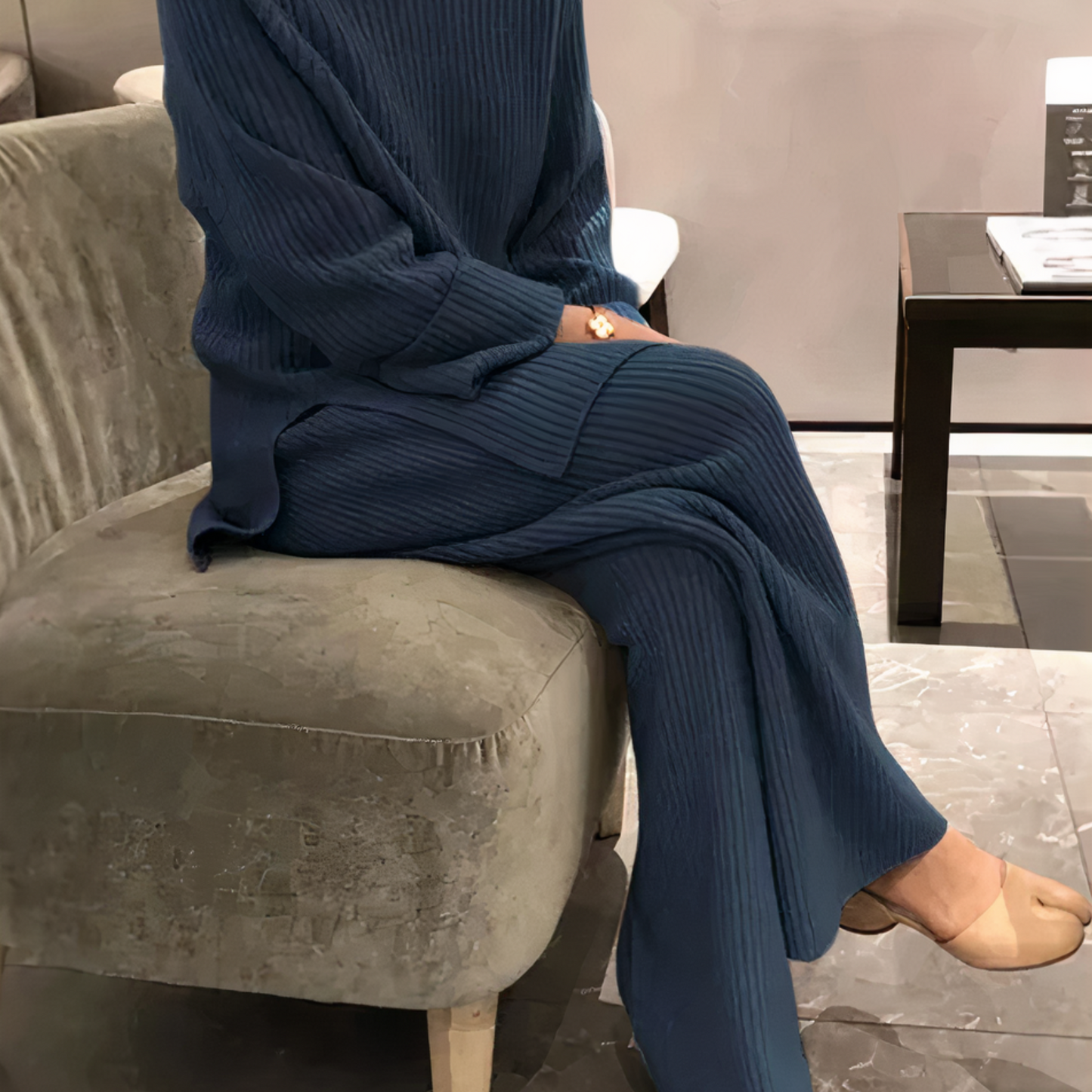 Completo casual da donna con maglione in maglia e pantaloni