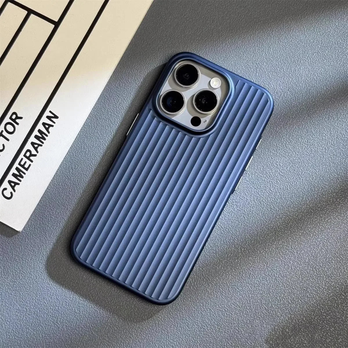Custodia sottile effetto titanio e carbonio con supporto per ricarica wireless
