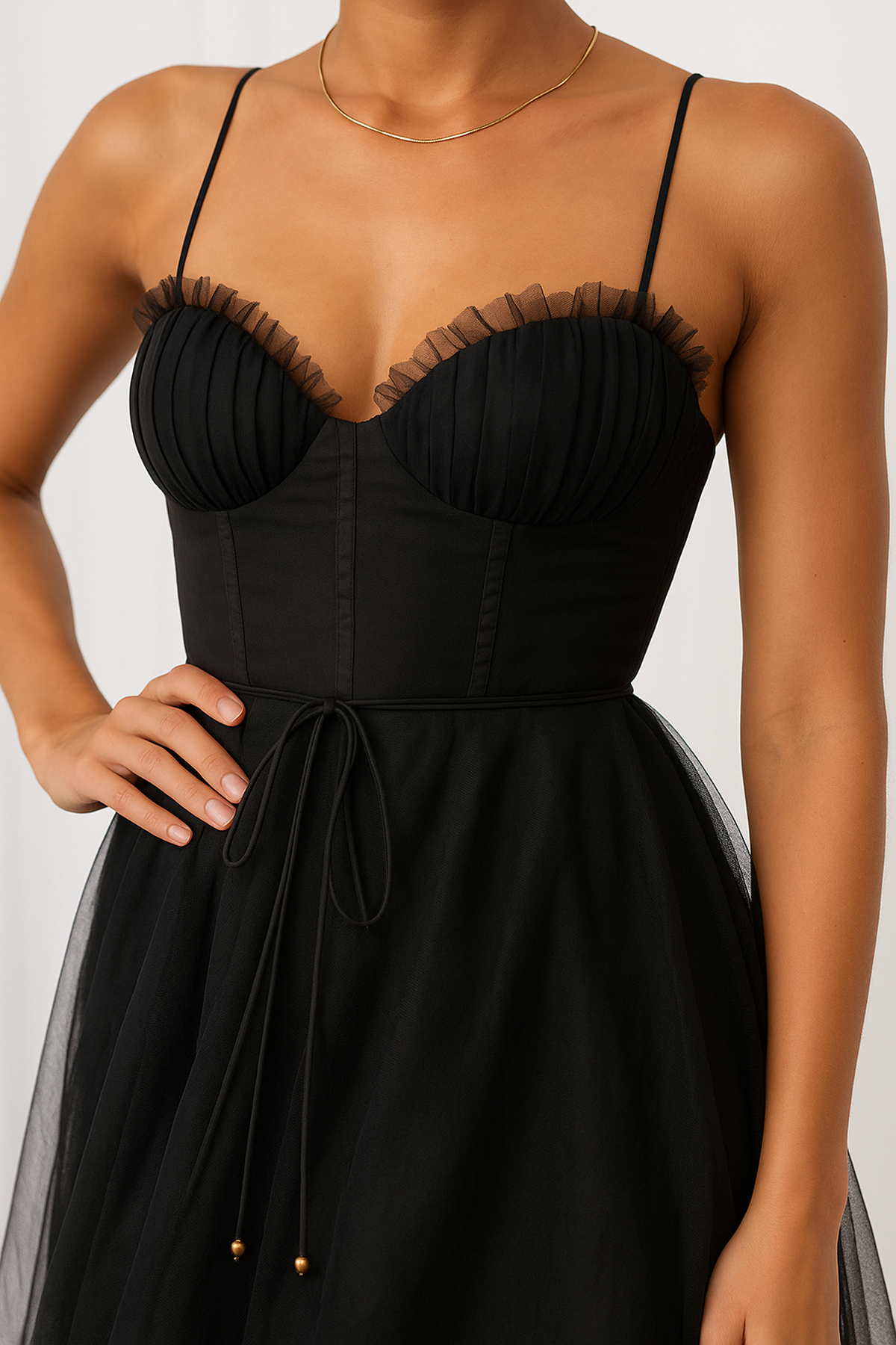 Elegante Abito Midi Smanicato a Corsetto in Chiffon e Tulle
