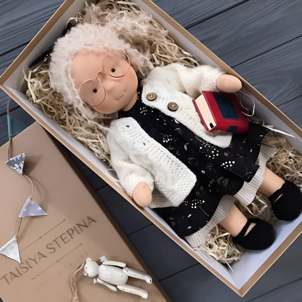 Morbida Bambola da Coccole Stile Waldorf con Morbido Cardigan in Maglia