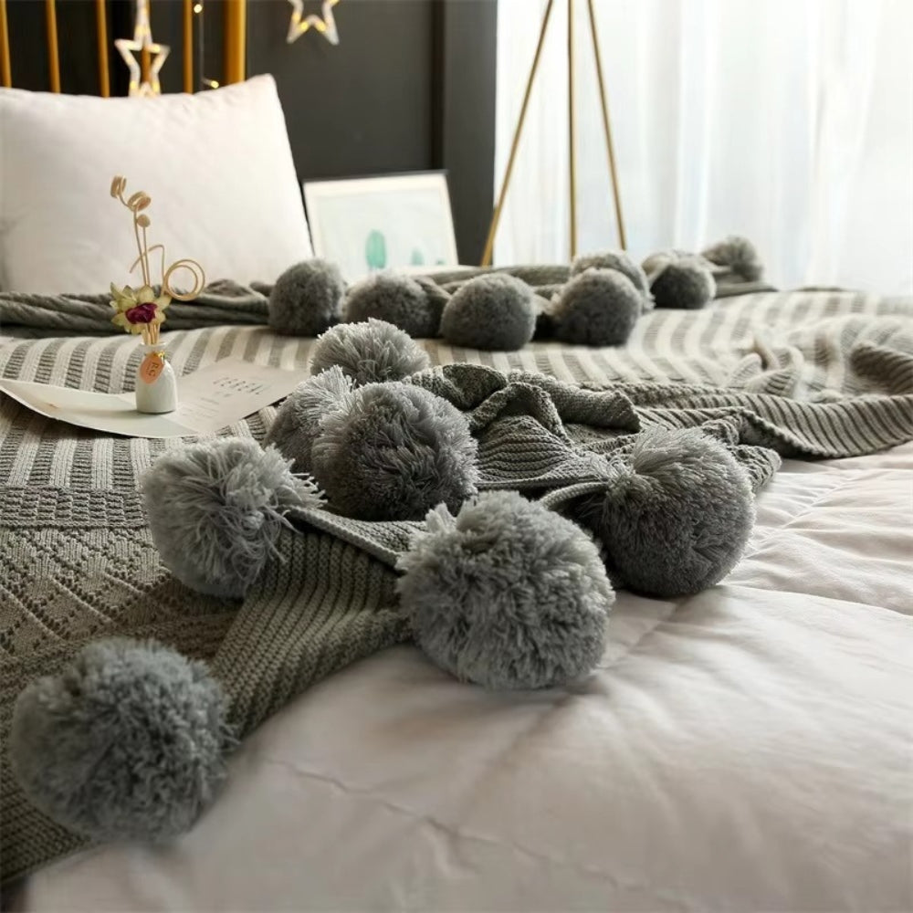 Morbida coperta Macaron Whimsy con pon-pon