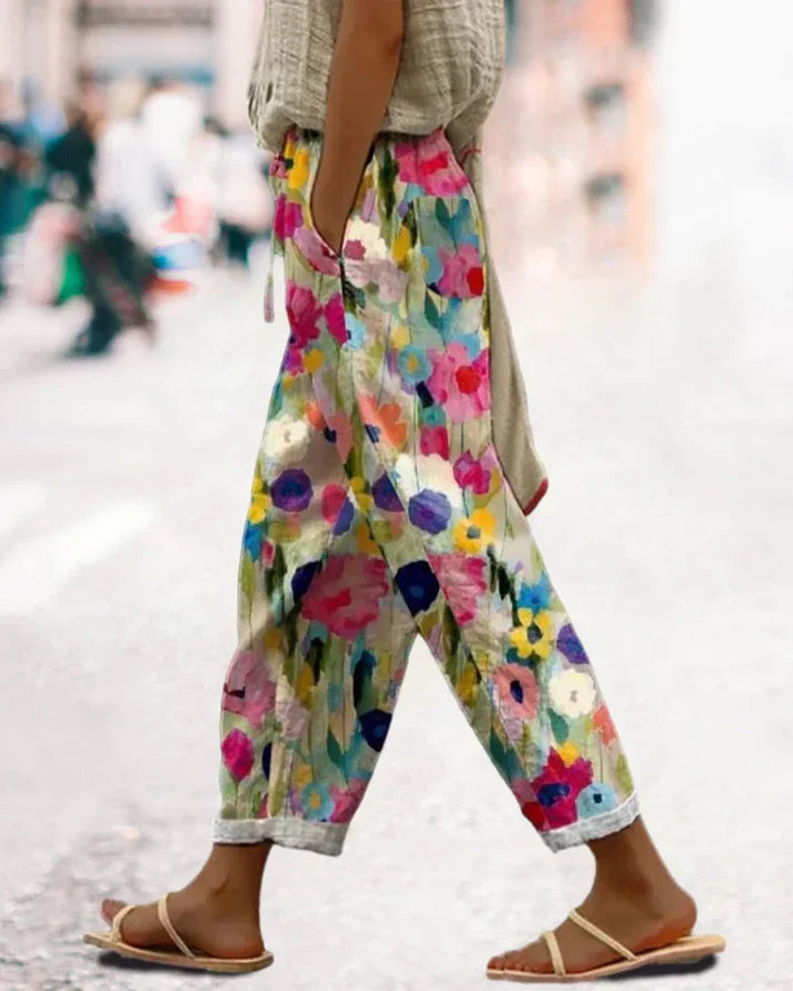 Pantaloni leggeri da donna in stile boho con tasche e fantasia floreale colorata