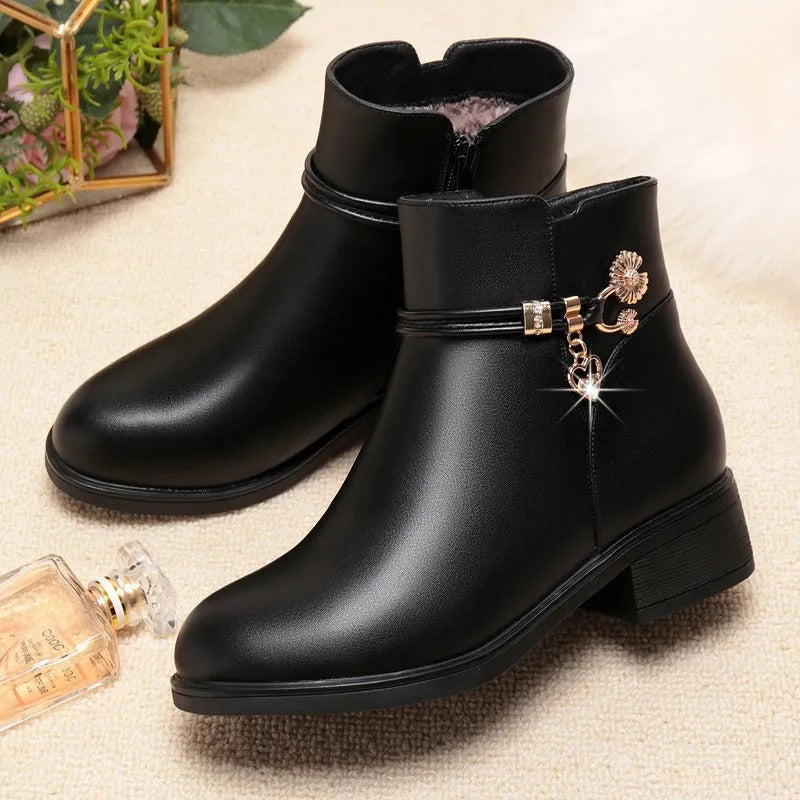 Stivaletti da donna in morbida pelle con strass