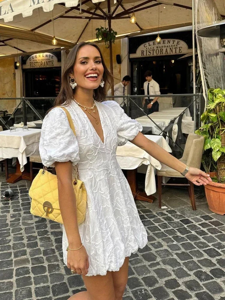 Abito Bianco Elegante con Volant Ricamati