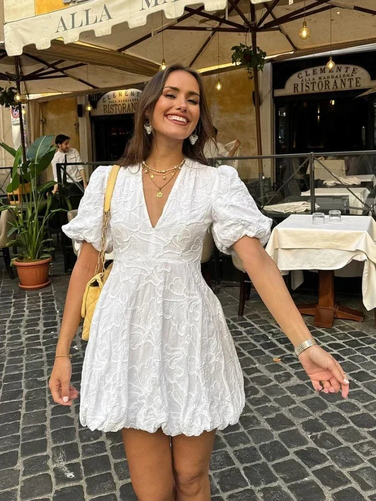 Abito Bianco Elegante con Volant Ricamati