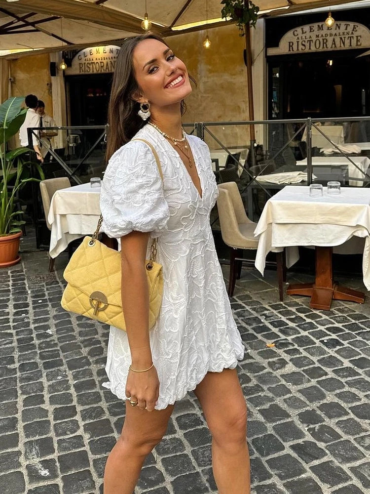 Abito Bianco Elegante con Volant Ricamati