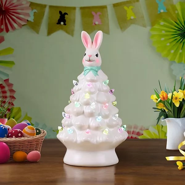 Albero di Natale rosa con orecchie da coniglio
