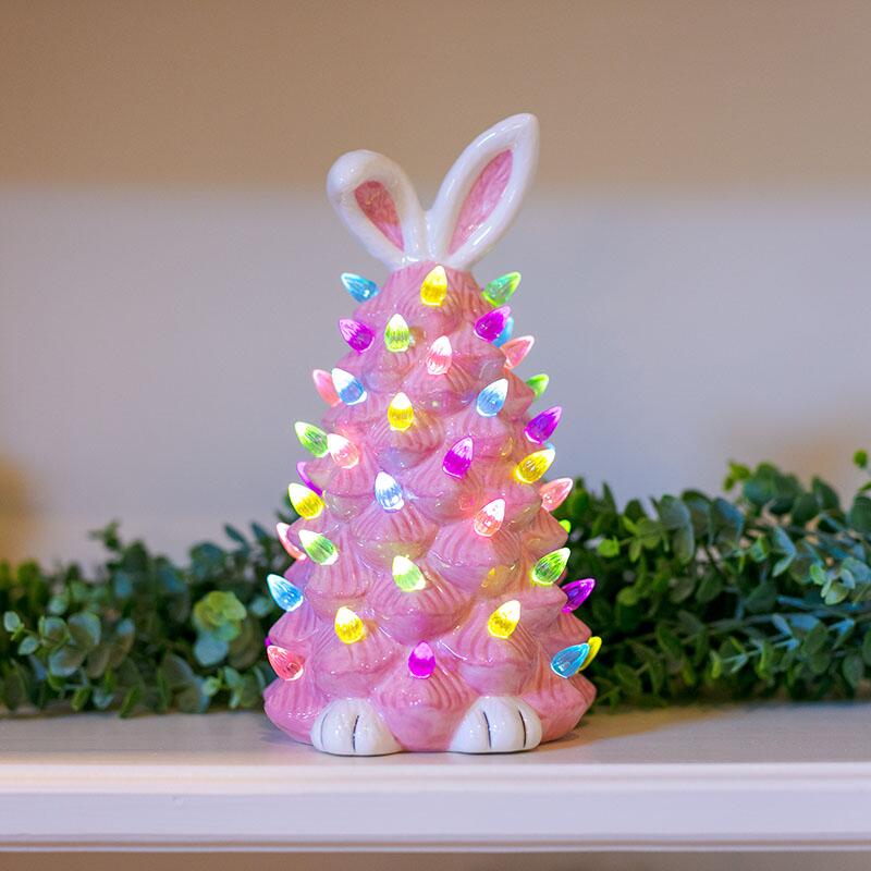Albero di Natale rosa con orecchie da coniglio