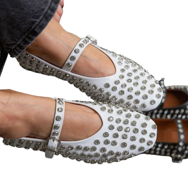 Ballerine Mary Jane fresche con cinturino lucido e borchie decorative