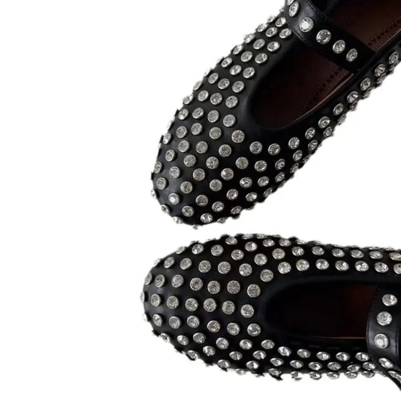 Ballerine Mary Jane fresche con cinturino lucido e borchie decorative