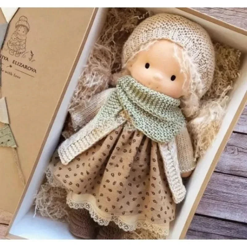 Bambola di pezza artigianale – Giocattolo Elise in stile steineriano
