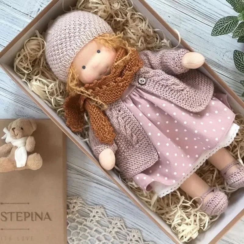 Bambola di pezza artigianale – Giocattolo Elise in stile steineriano