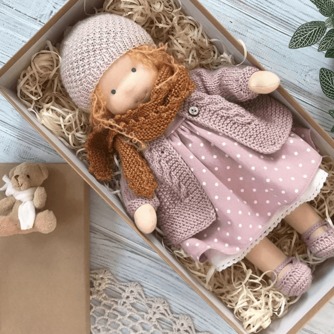 Bambola fatta a mano in morbido peluche – Giocattolo waldorfiano