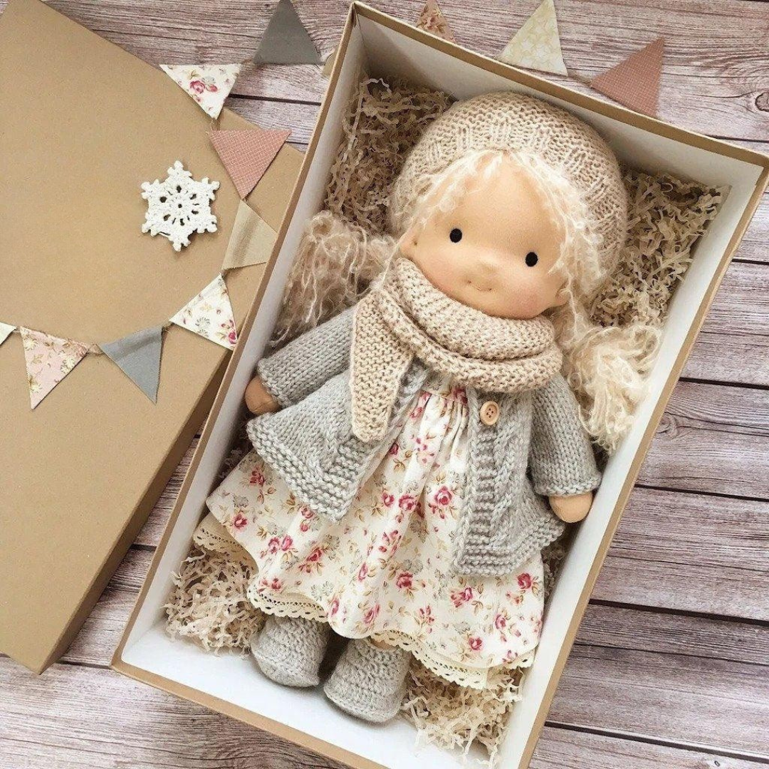 Bambola fatta a mano in morbido peluche – Giocattolo waldorfiano