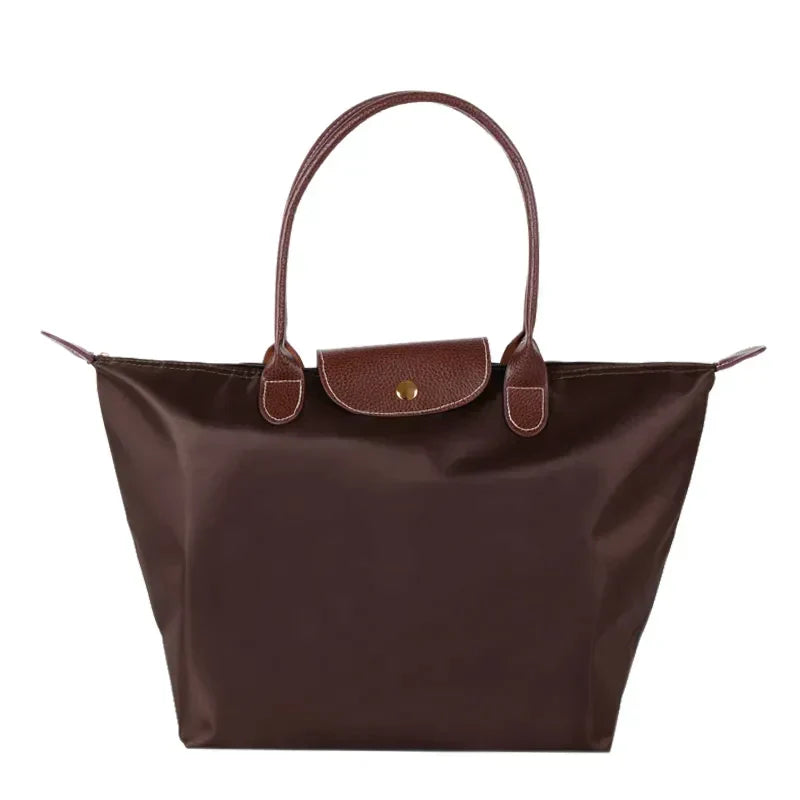 Borsa a mano versatile in ecopelle con finitura elegante
