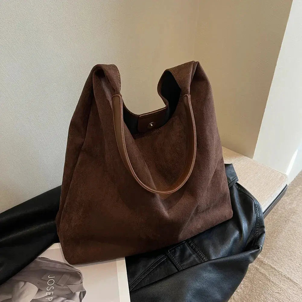 Borsa a Spalla da Donna in Morbido Camoscio – Texture Lussuosa ed Eleganza Boho