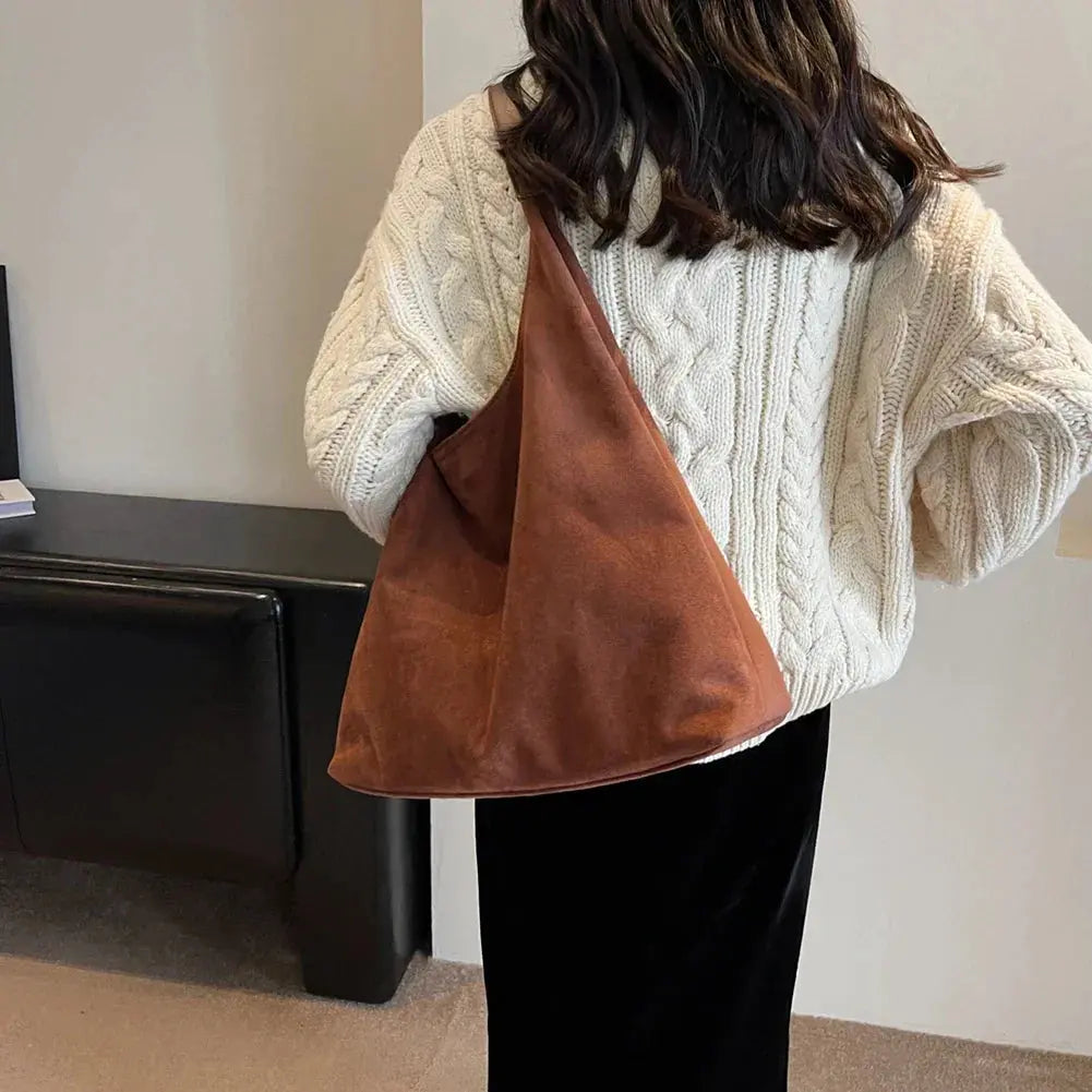 Borsa a Spalla da Donna in Morbido Camoscio – Texture Lussuosa ed Eleganza Boho