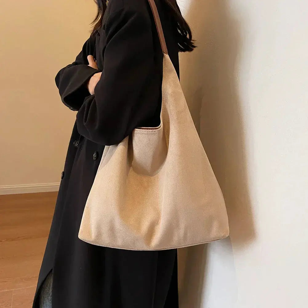 Borsa a Spalla da Donna in Morbido Camoscio – Texture Lussuosa ed Eleganza Boho