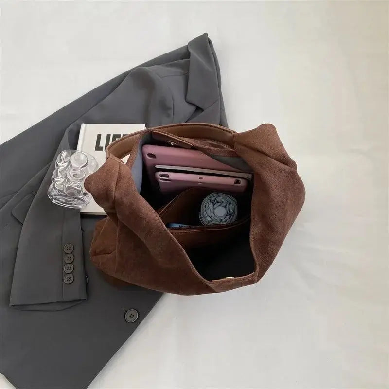 Borsa a Spalla da Donna in Morbido Camoscio – Texture Lussuosa ed Eleganza Boho