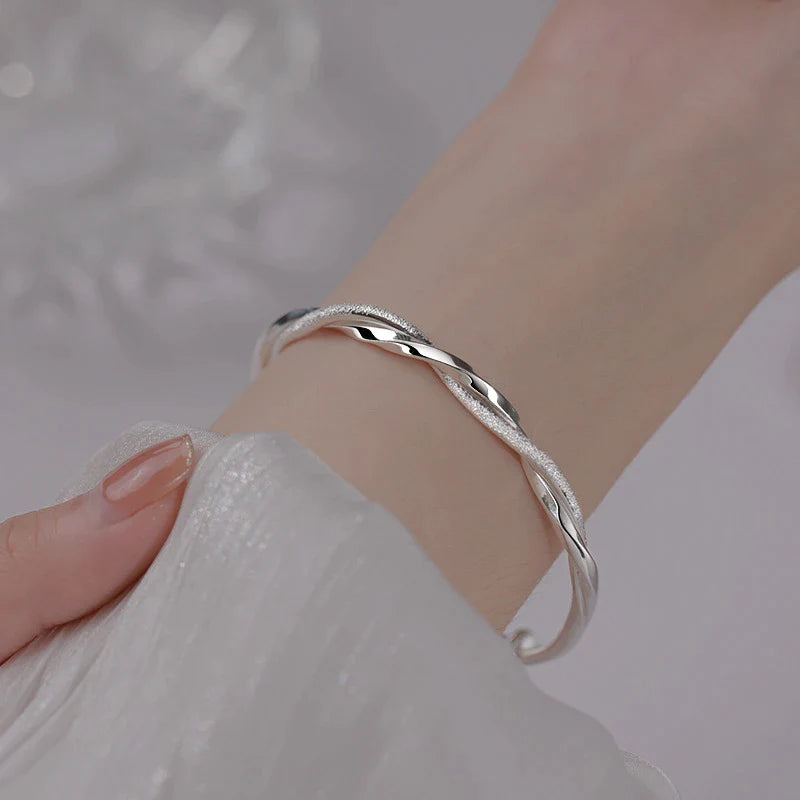 Bracciale da donna in argento intrecciato elegante e intramontabile