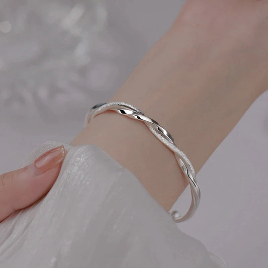Bracciale da donna in argento intrecciato elegante e intramontabile