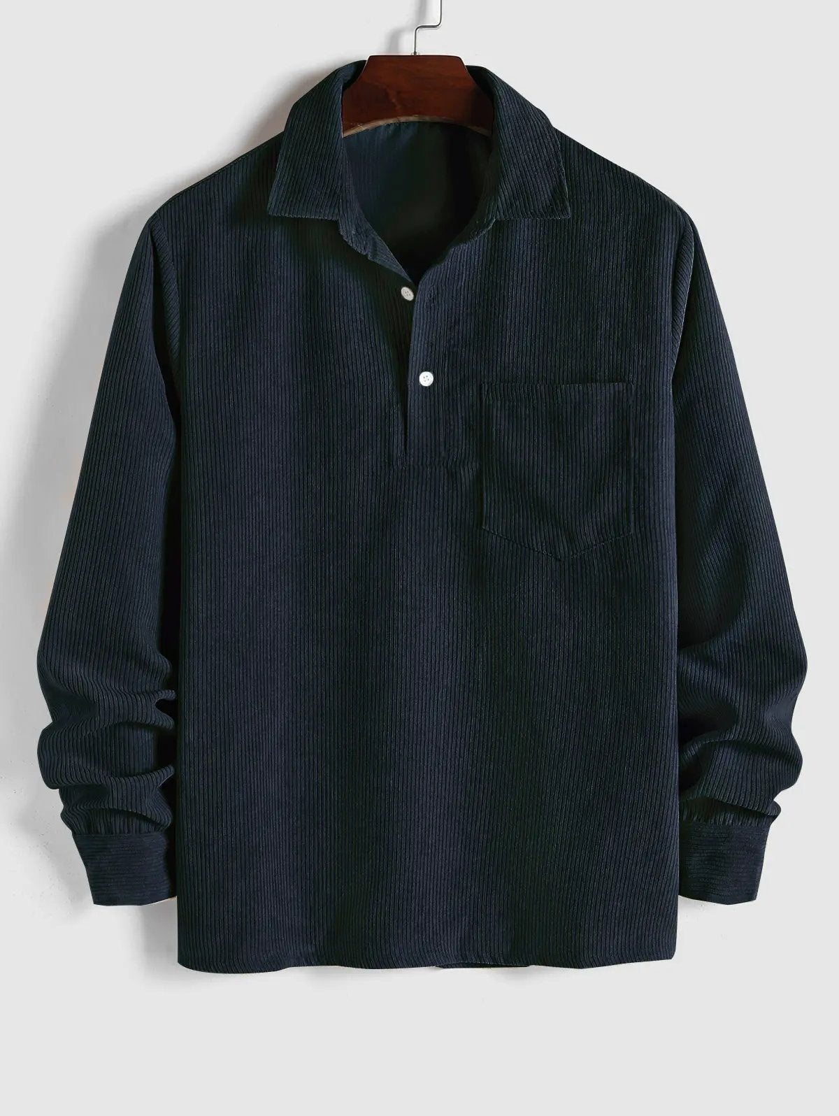 Camicia da uomo con colletto aperto e taschino sul petto