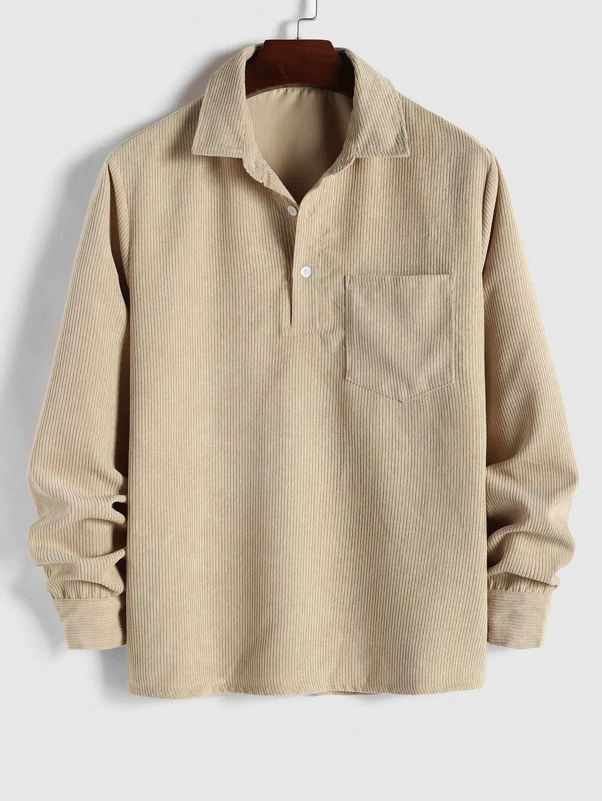 Camicia da uomo con colletto aperto e taschino sul petto