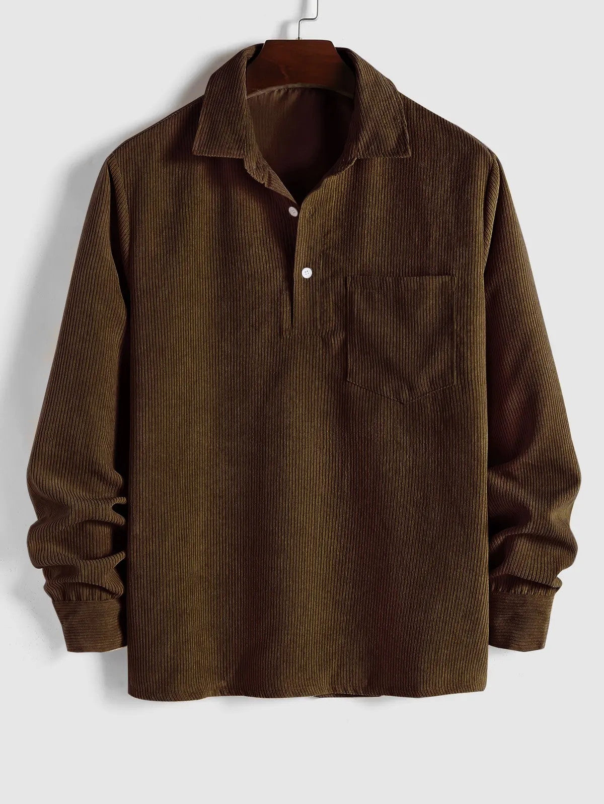Camicia da uomo con colletto aperto e taschino sul petto