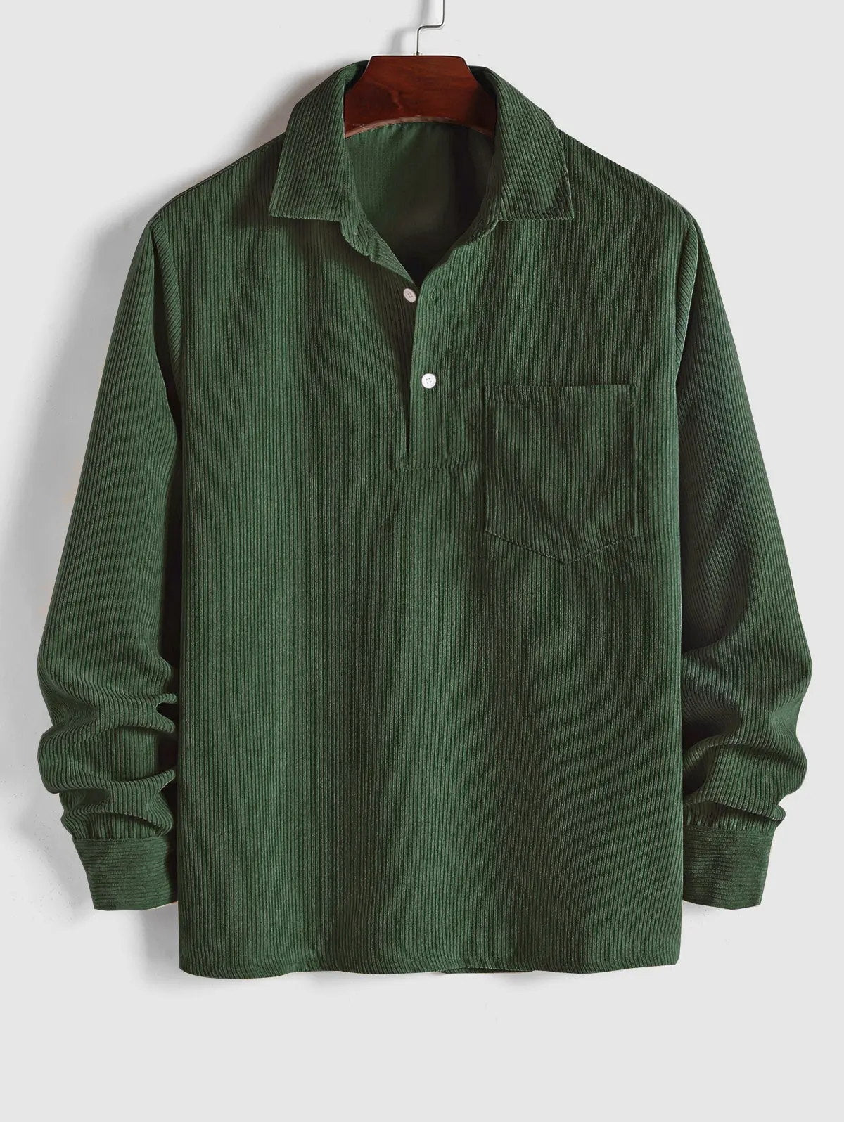 Camicia da uomo con colletto aperto e taschino sul petto