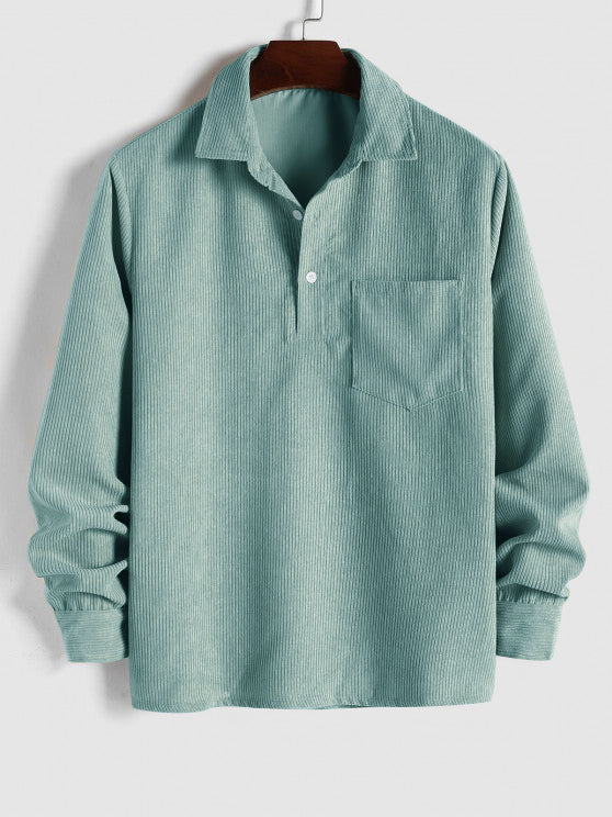 Camicia da uomo con colletto aperto e taschino sul petto