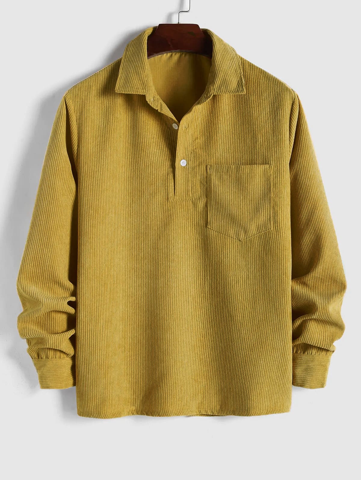 Camicia da uomo con colletto aperto e taschino sul petto