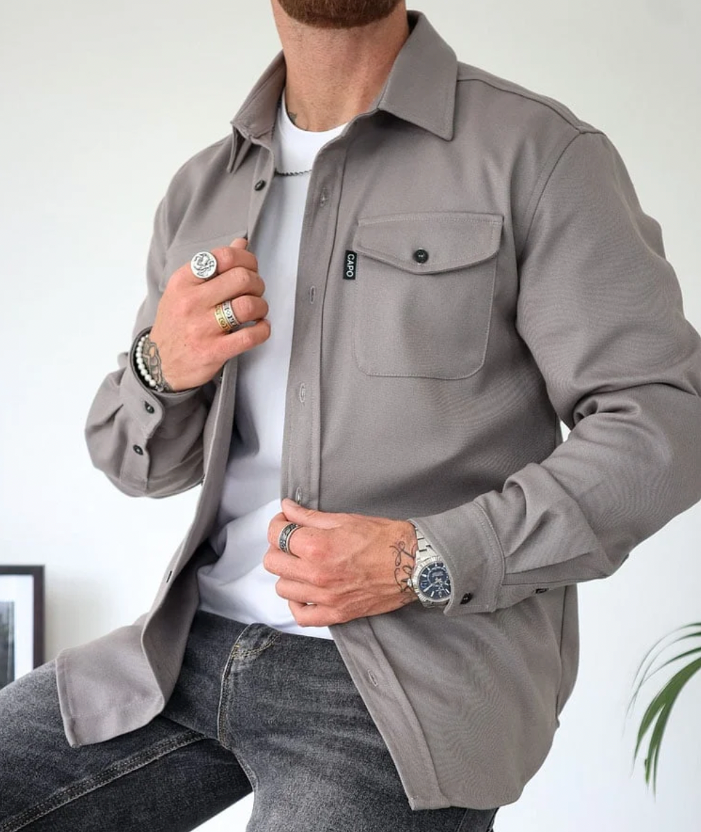 Camicia da uomo moderna ed elegante