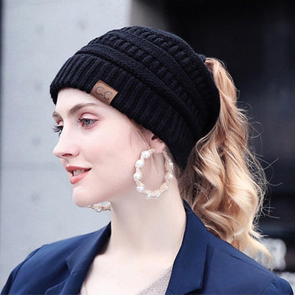 Cappello invernale da donna in maglia con foro per coda di cavallo – Morbido e casual