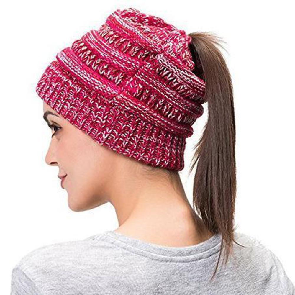 Cappello invernale da donna in maglia con foro per coda di cavallo – Morbido e casual