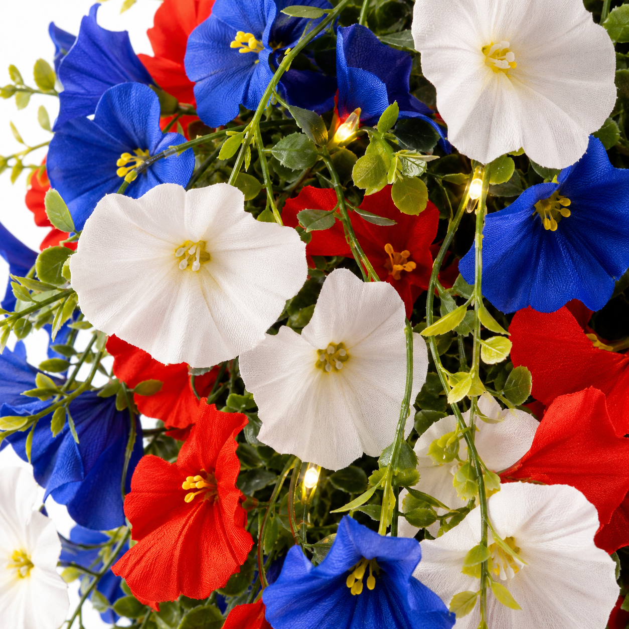 Cesto di Fiori Sospeso Patriottico con Luci LED, Fiori in Seta Rossi, Bianchi e Blu per Decorazione Portico 4 Luglio