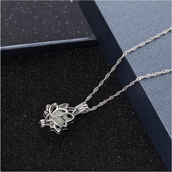 Collana luminosa con fiore di loto