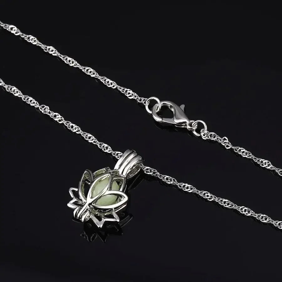 Collana luminosa con fiore di loto