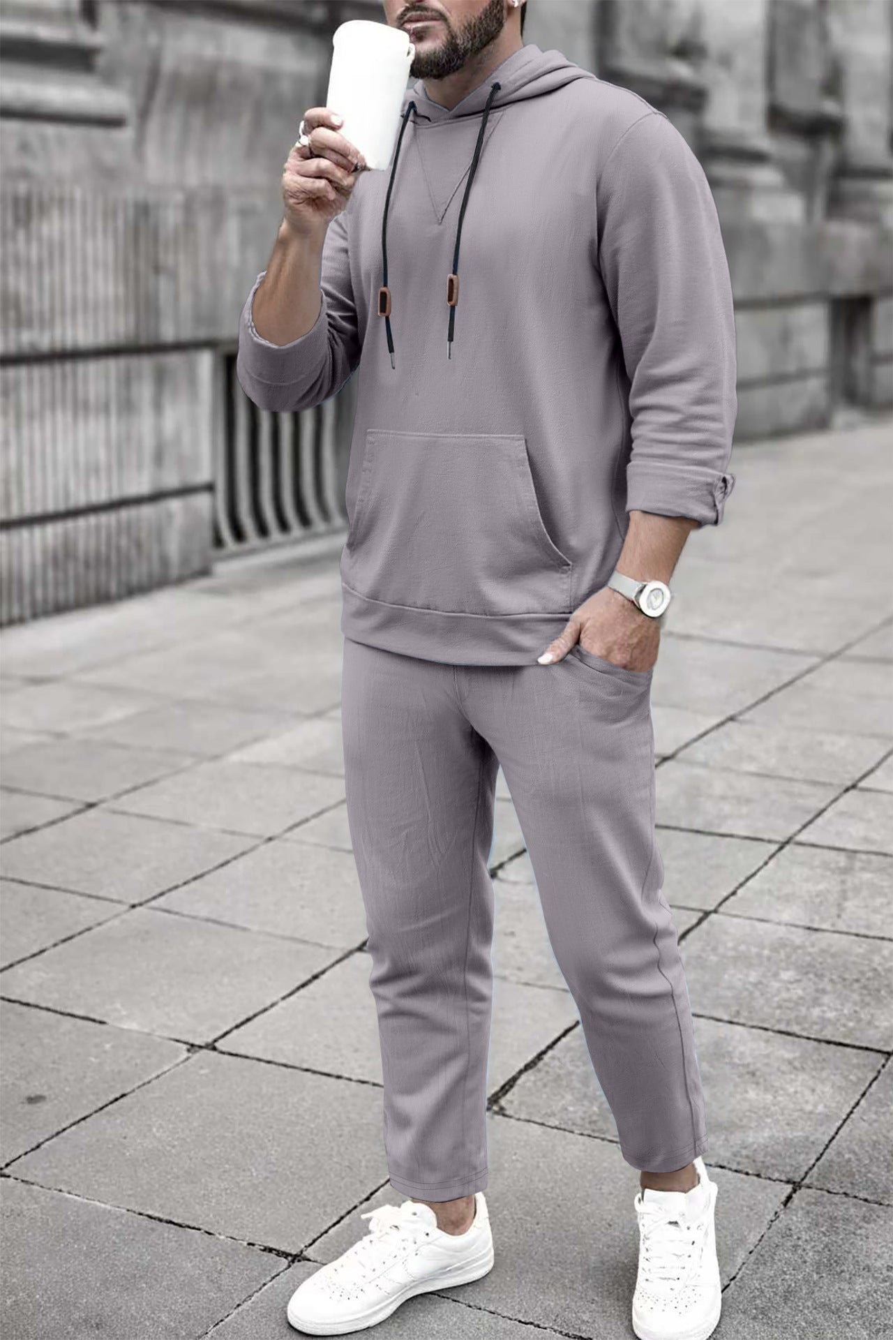 Completo casual con felpa con cappuccio e pantaloni da jogging