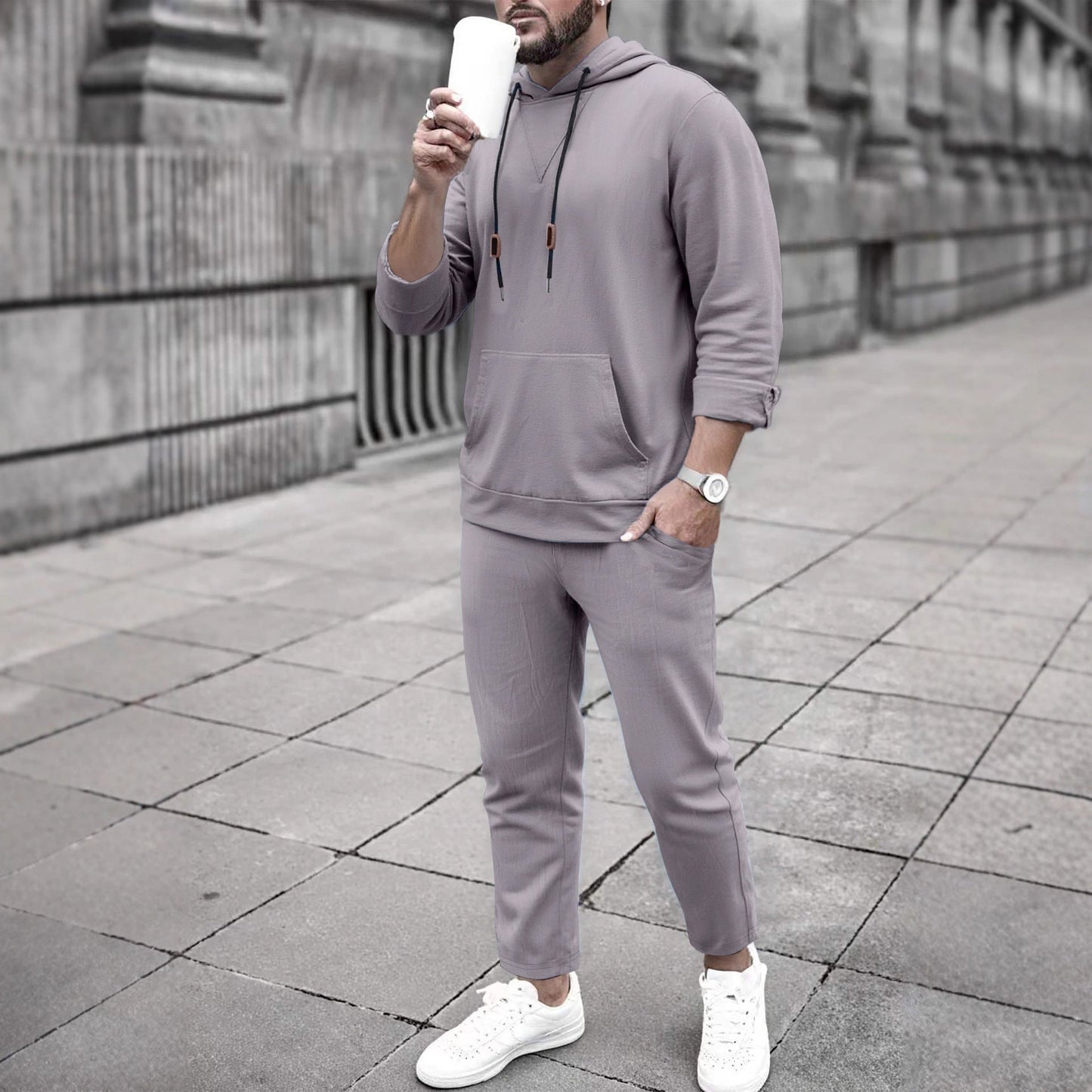 Completo casual con felpa con cappuccio e pantaloni da jogging