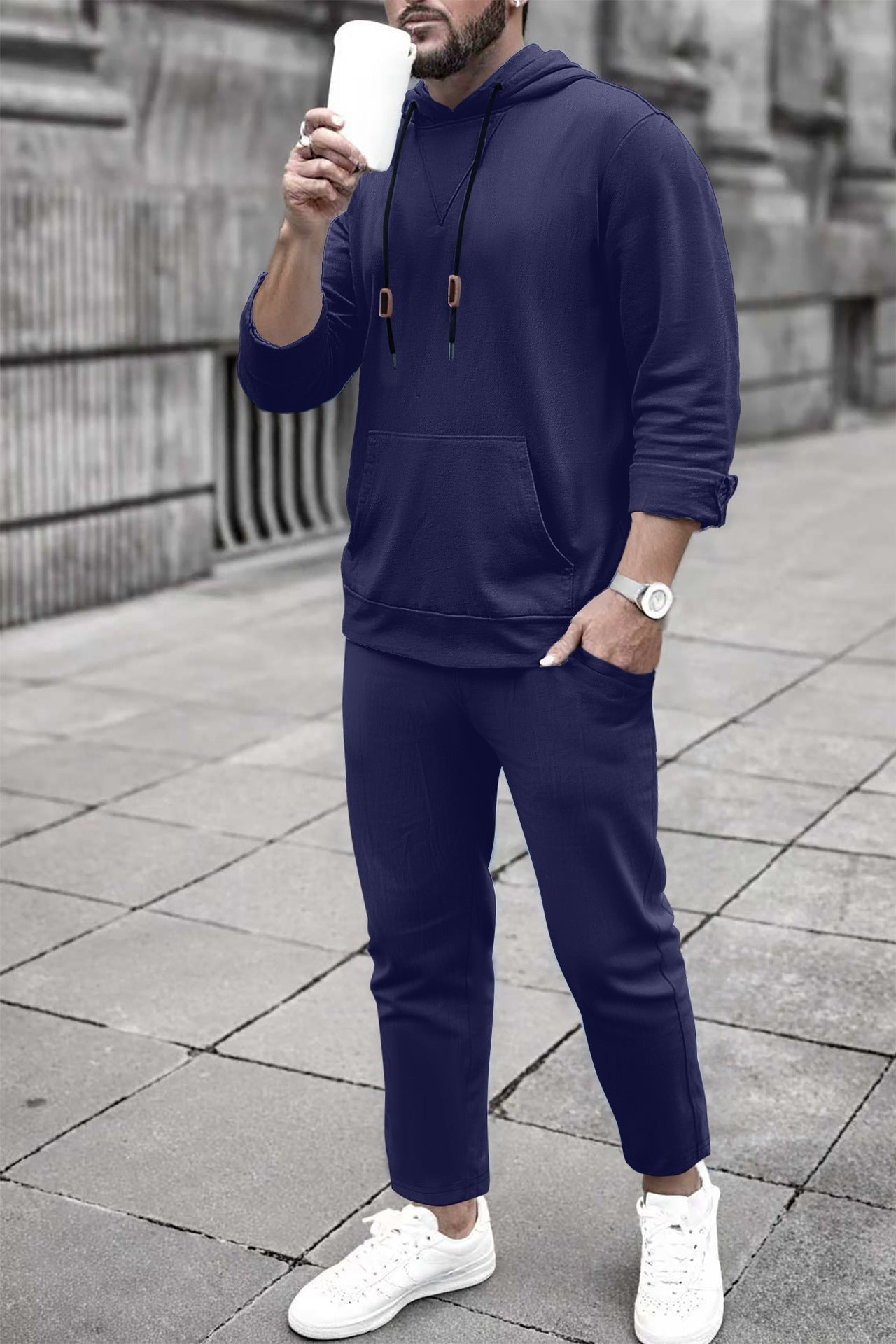 Completo casual con felpa con cappuccio e pantaloni da jogging