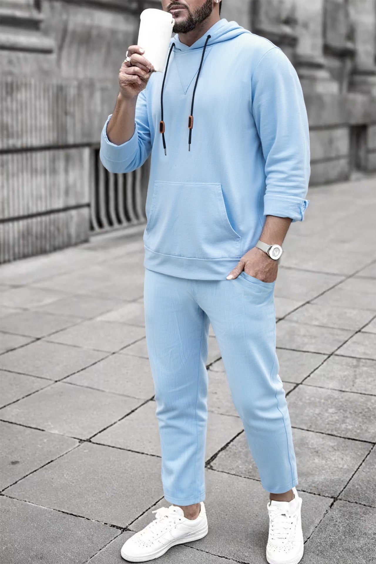 Completo casual con felpa con cappuccio e pantaloni da jogging