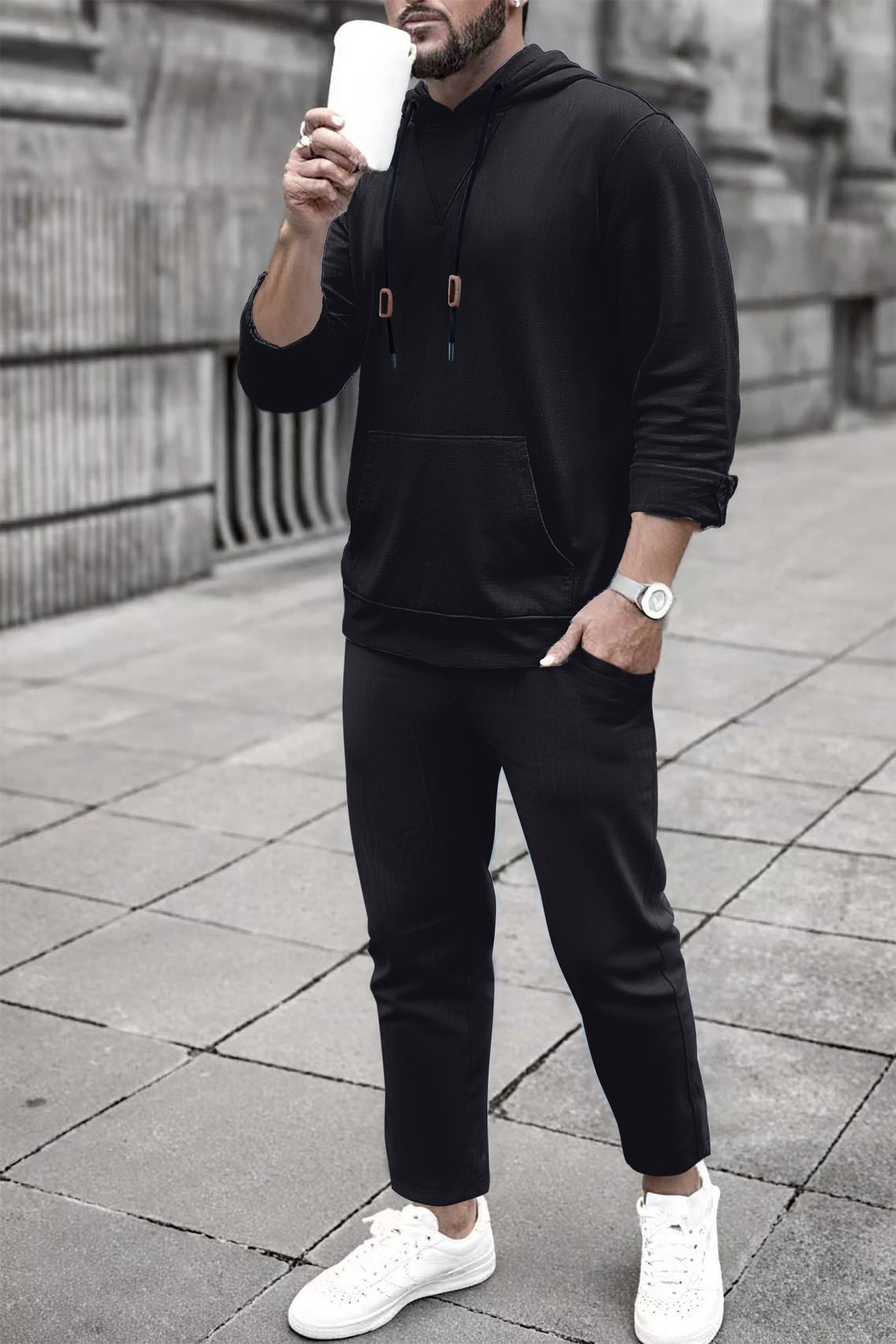 Completo casual con felpa con cappuccio e pantaloni da jogging