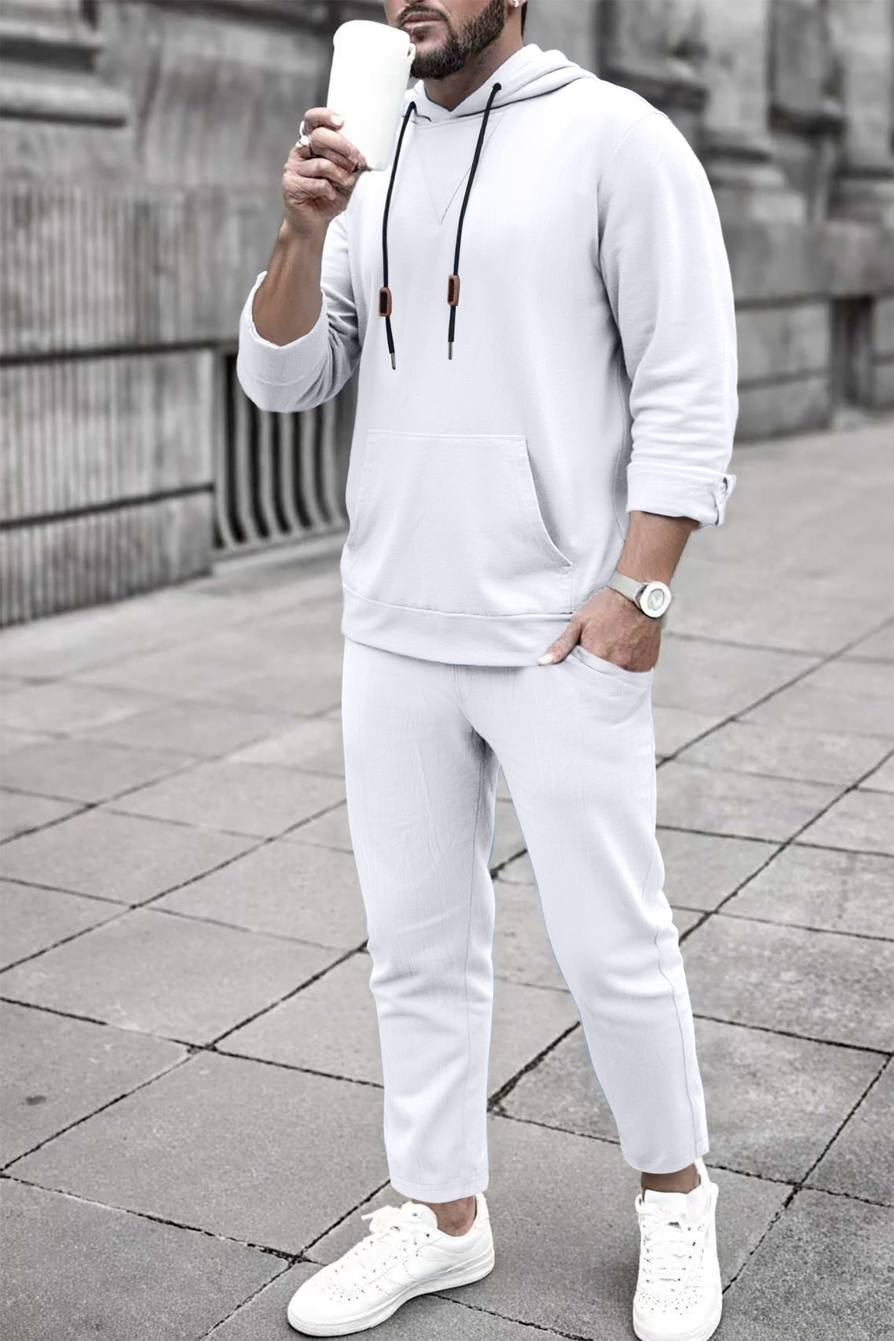 Completo casual con felpa con cappuccio e pantaloni da jogging