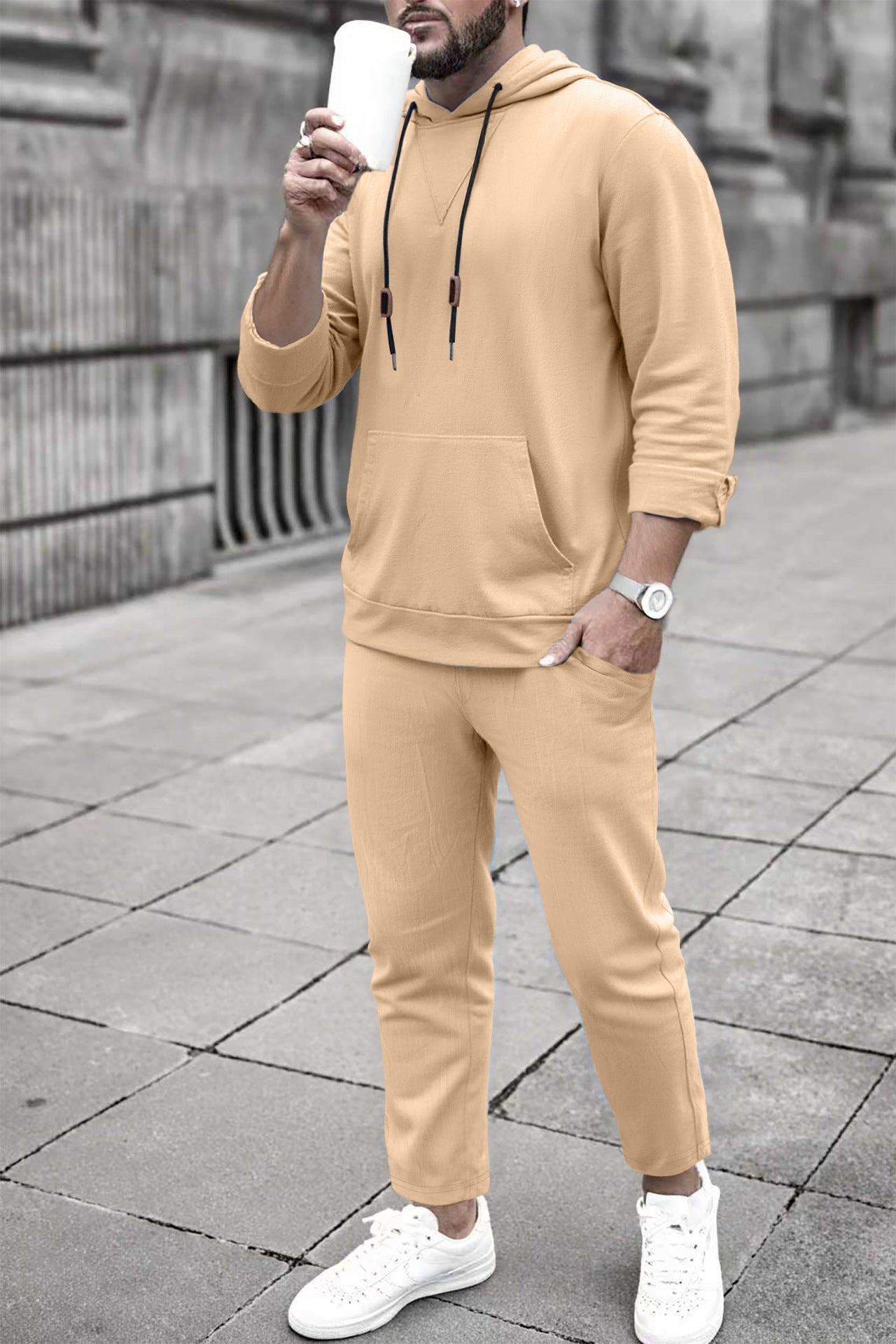 Completo casual con felpa con cappuccio e pantaloni da jogging