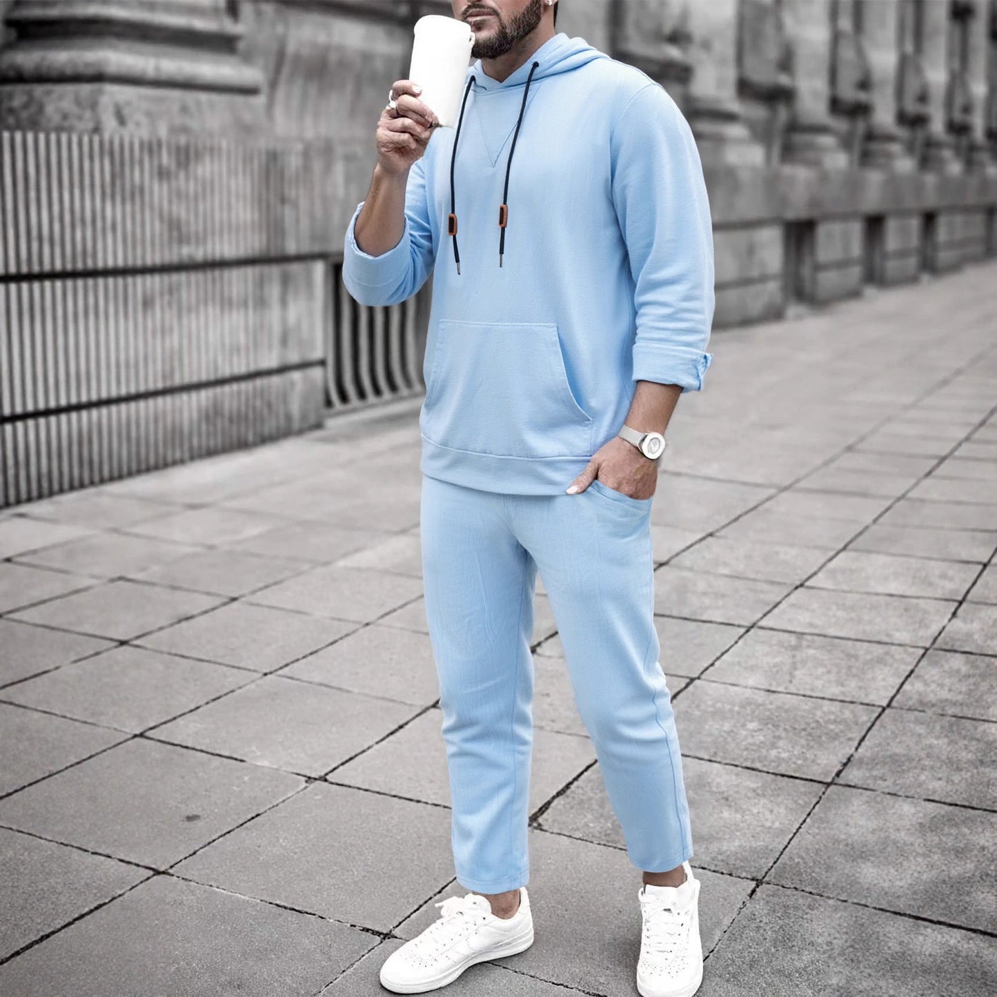 Completo casual con felpa con cappuccio e pantaloni da jogging