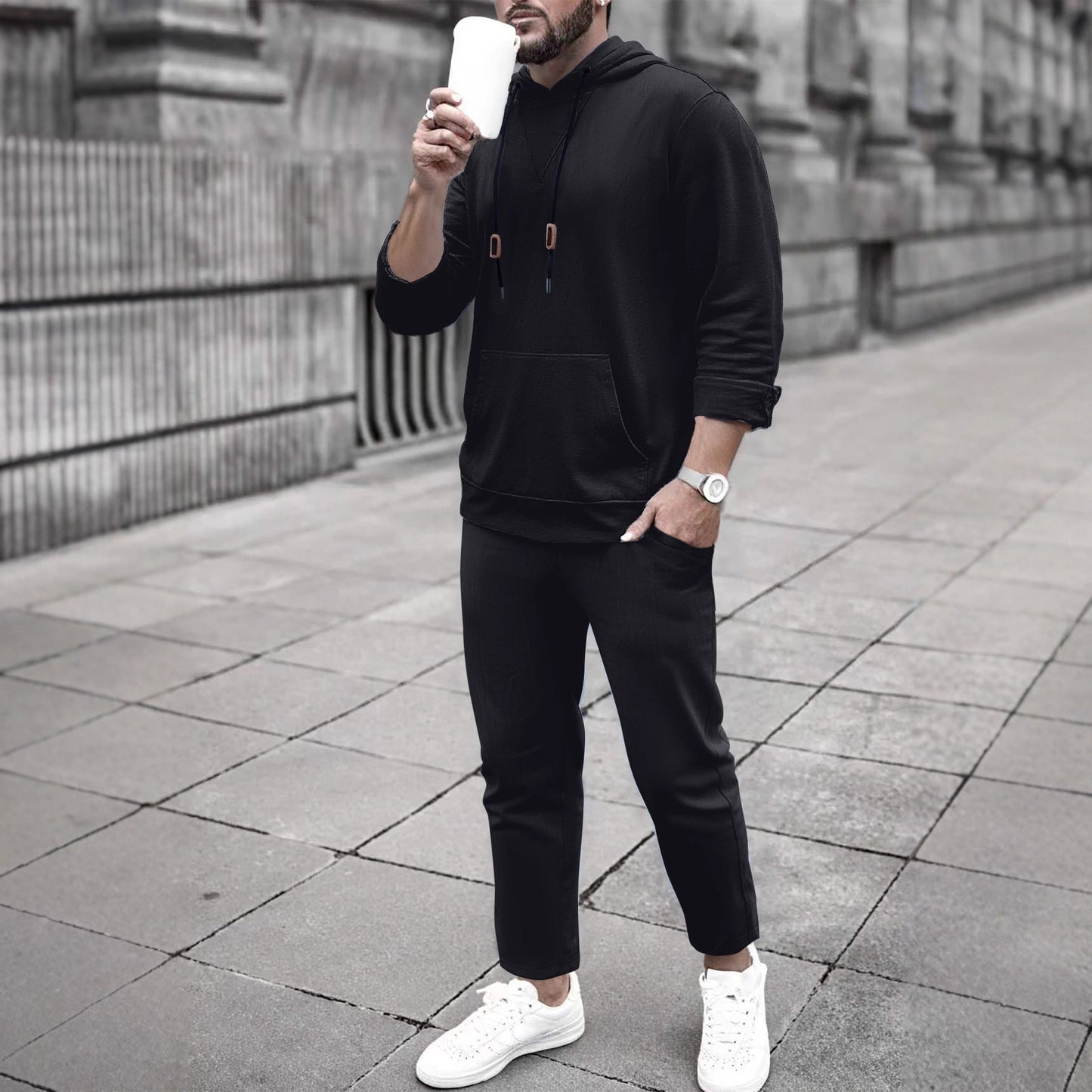 Completo casual con felpa con cappuccio e pantaloni da jogging